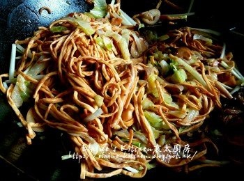 step8: 最後將椰菜回鑊 , 再加入韭黃拌勻炒數分鐘即可