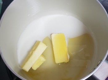 step1: 將牛油25g，牛奶15g，糖30g放入煲內，用細中火煮溶焦糖醬後落堅果同杏仁片煮大約2分鐘，之後放落鋪了牛油紙嘅碟上鋪平放涼後入雪櫃雪硬身少少備用，將25g牛奶(叮10秒)，之後取出放入伯爵茶包，浸15-20分鐘後，剪開茶包取出茶葉放落奶一齊備用。