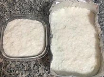 step7: 準備好模具,並於模具中抹上油,就可以將蘿蔔糕糊倒入模具中,並將表面略微抹平,