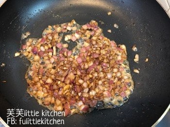 step3: 燒溶牛油，小火爆香蒜蓉，再放入洋蔥碎炒軟。
