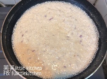 step4: 將雞湯、牛奶、車打芝士片加入3.中，中火煮至芝士溶化。