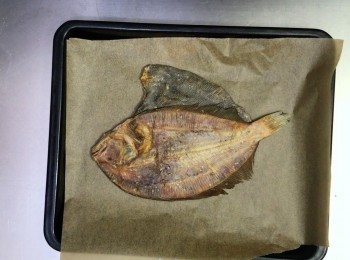 step1: 大地魚先用濕布抹乾淨，烤盤鋪上焗爐紙
把大地魚放上烤盤，用150度烤20分鐘後放涼