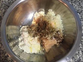 step7: 將處裡好的雞絞肉、豆腐糊和洋蔥末加在一起，並放入調味料和橄欖油攪拌均勻；