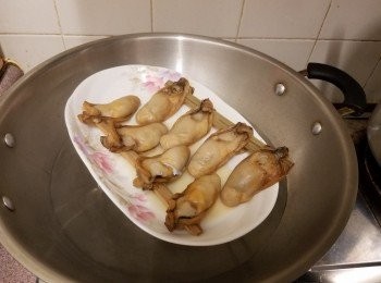 step1: 金蠔沖洗一下，再連竹籤一起蒸五分鐘