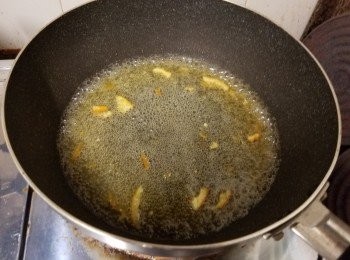 step3: 鏟起金蠔，將果醬加水混合後放回鑊，煮至杰身，放上金蠔面即可。