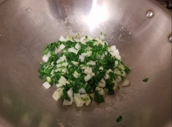 step2: 先用油，雞粉炒熟白菜，鏟起。