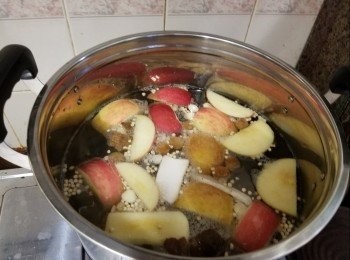 step4: 凍水落果皮，水滾後落下所有材料，最後落已出水鱷魚肉及西施骨。