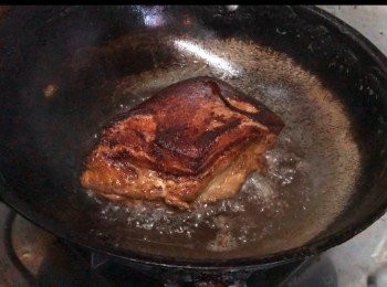 step2: 炸脆豬皮。