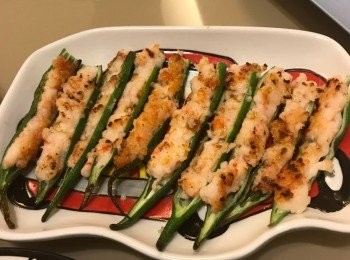 step1: 蝦仁剥殼，去除蝦線，洗淨弄乾，剁成蝦膠，加鹽，胡椒粉，麻油入蝦膠攪勻