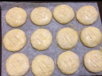 step14: 在餅皮面𠝹兩刀，灑上少許白芝麻