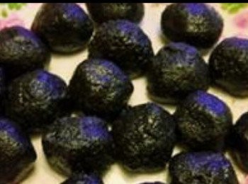 step1: 黑芝麻餡做法
.將糖粉及黑芝麻粉倒入牛油中
.用手將所有材料慢慢混合搓揉捏緊成為一個團狀
.分割成約10g的小糰,滾成圓形
.放入冰箱冷藏備用