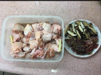 step1: ～<a href="https://bit.ly/3zHU5V3" target="_blank" data-keyword="雞翼" class="guide-link"><strong>雞翼</strong></a> <span style="display:inline-block;vertical-align:middle;margin-top:-3px;color:initial;border-radius:3px;padding:2px 3px;font-size:12px;line-height:14px;background:#87d300;color:#fff;">即買</span> 洗淨, 抹乾切半件，加入酒，生抽，糖，薑片醃片刻 待用（醃雞<span class="group_2">調味</span>分量多少隨自己喜歡）
～冬菇浸軟切片
～臘腸及潤腸用熱水浸3分鐘，後過水，抹乾切片