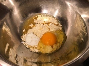 step2: 將批皮材料搓勻成粉團