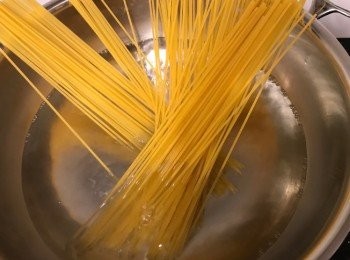 step3: 煲一鍋滾水，放1茶匙鹽，將意大利粉煮9分鐘（烹煮時間可參考意大利粉包裝提示），盛起隔去水份