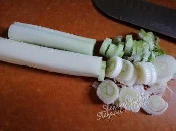 step1: 開大火煲一煲滾水，京蔥丟面層洗淨切粒