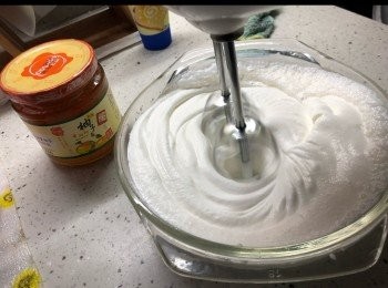 step2: 倒入淡忌廉，用打蛋器中速打發到蓬鬆起紋