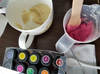 step9: 將蓮蓉加上天然菜粉調上喜愛的顏色拌勻(如果蓮蓉經過入雪櫃變較硬身後,可加牛奶或食用凍滾水開稀)