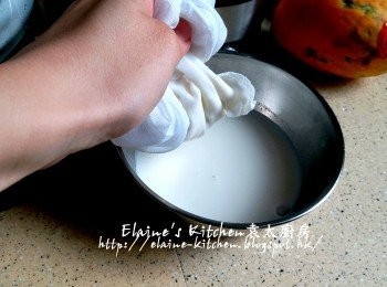 step8: 將杏仁茶用魚袋隔去粉粒成杏汁備用