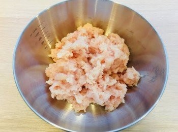 step3: 將雞肉洗淨，切塊及攪碎。