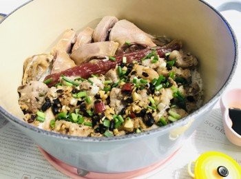 step4: 灑上葱花，淋上煲仔飯醬油，撈勻即可享用