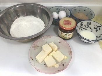 step1: 先預備<span class="group_1">食材</span>，牛油放室溫至軟身
低筋麵粉及泡打粉混合過篩備用