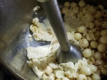 step2: 隔去水份後,再用手捧式攪拌器將已經煮淋的蓮子打成蓉(其他攪拌機亦可以)