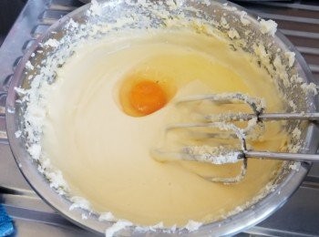 step1: <span class="group_2">芝士蛋糕</span>做法：
Cream cheese+砂糖用電動打蛋器打至軟滑，再加入雞蛋打勻(要打勻一隻先加另一隻)，芝士糊打至滑身，再拌入淡忌廉(唔洗打起)