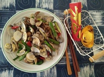 step5: 盛盤上桌，最後，再擺上吉祥春聯「福」、「招財進寶」字樣，能討個吉祥好兆頭，