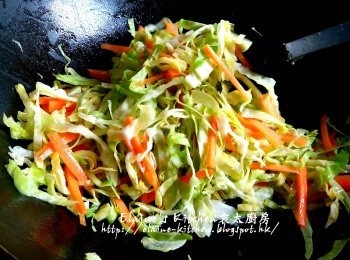 step6: 燒紅鑊 , 將椰菜絲及甘旬絲落鑊炒香 , 加少許鹽及水拌勻