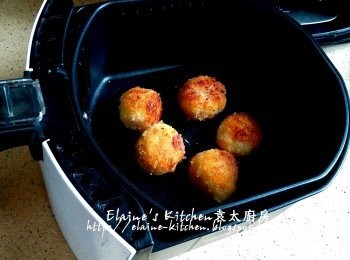 step12: 或放入美的免油健炸寶內 , 180C15分鐘成金黃色即可