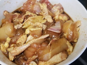 step1: 將雞斬件，頸，背，腳可用作煲湯材料