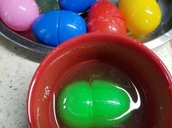 step6: 如用蛋形模,將煮好的柚子蜜用杯裝起,蛋形模於杯內套起才可以有蛋形狀