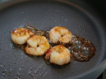 step2: 虎蝦煎至兩面轉色，加入甜酸醬水