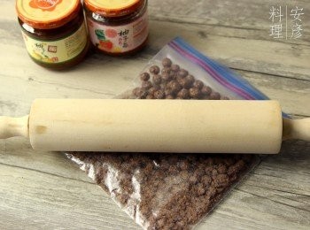 step9: 可可脆片 / 可可脆粒用密實袋封好，以木棒稍為壓碎（可以簡單直接用高島蜂蜜柚子茶的樽身壓碎可可脆粒 :D）。