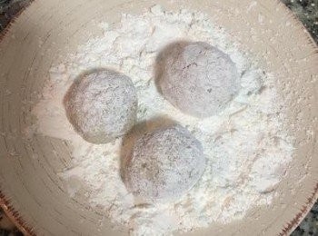 step11: 讓整顆雞肉丸都沾著太白粉；