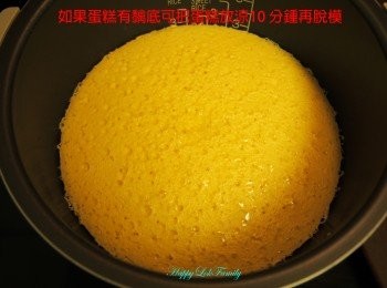 step16: 如果蛋糕有黐底可把蛋糕放涼10 分鍾再脫模