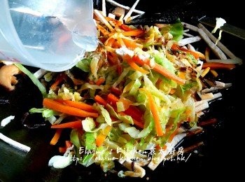 step10: 將甘旬 , 椰菜絲回鑊 , 加入<span class="group_2">調味料</span> , 冬菇水及1/2杯水份量拌勻