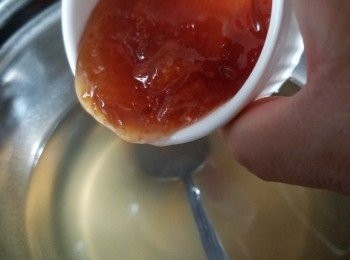 step4: 再加入90g草莓柚子茶拌勻