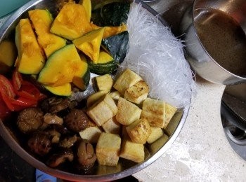 step4: 預備好所有材料：南瓜連皮切件，長紅椒去籽鈄切片，粉絲浸軟剪小段，已煎香的豆腐及已蒸好的冬菇