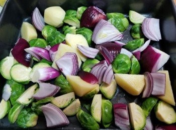 step3: 將配菜洗淨切件放入焗盤內(今次我用了1個紫洋蔥,1個薯仔,及少許椰菜仔)