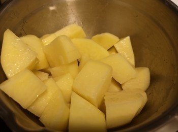 step1: 牛肋條原條汆水釣約1分鐘內，再用醃料醃製備用。臨煮咖喱先將薯仔一開8件。