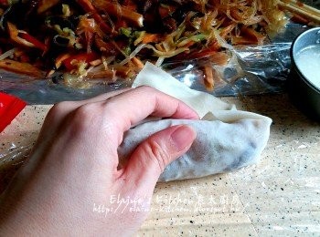 step14: 摺起兩邊再卷 , 最上方沾上麵粉糊 , 再封口