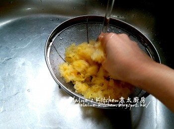step6: 雪耳浸至軟身後去蒂撕成細塊 , 用水沖一沖洗及瀝乾