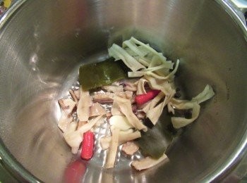 step2: 取快鍋,放入步驟1與鳳梨之外所有材料蓋鍋蓋加壓3分鐘,熄火待洩壓.