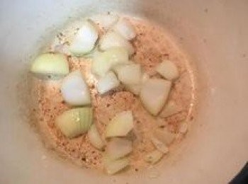 step3: 撈出榨完油的牛油渣,放入切塊的洋蔥炒香；