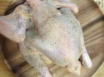 step3: 全雞用鹽和黑胡椒粉抹勻，包括連雞內部；一茶匙鹽抹外面，一茶匙鹽抹裡面；