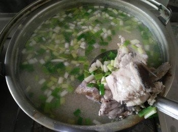 step4: 依序加入紅魽魚頭【澎湖野生水產】、豆腐、味噌2大匙，滾煮後轉至小火滾煮，再灑上蔥珠，