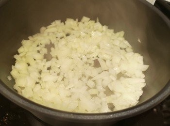 step4: 用油爆香洋蔥。