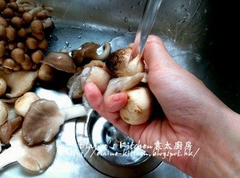 step1: 雜菇用水沖洗乾淨