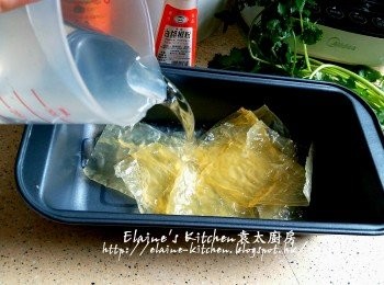 step8: 腐皮切細片 , 加水浸過面靜待10分鐘至軟身